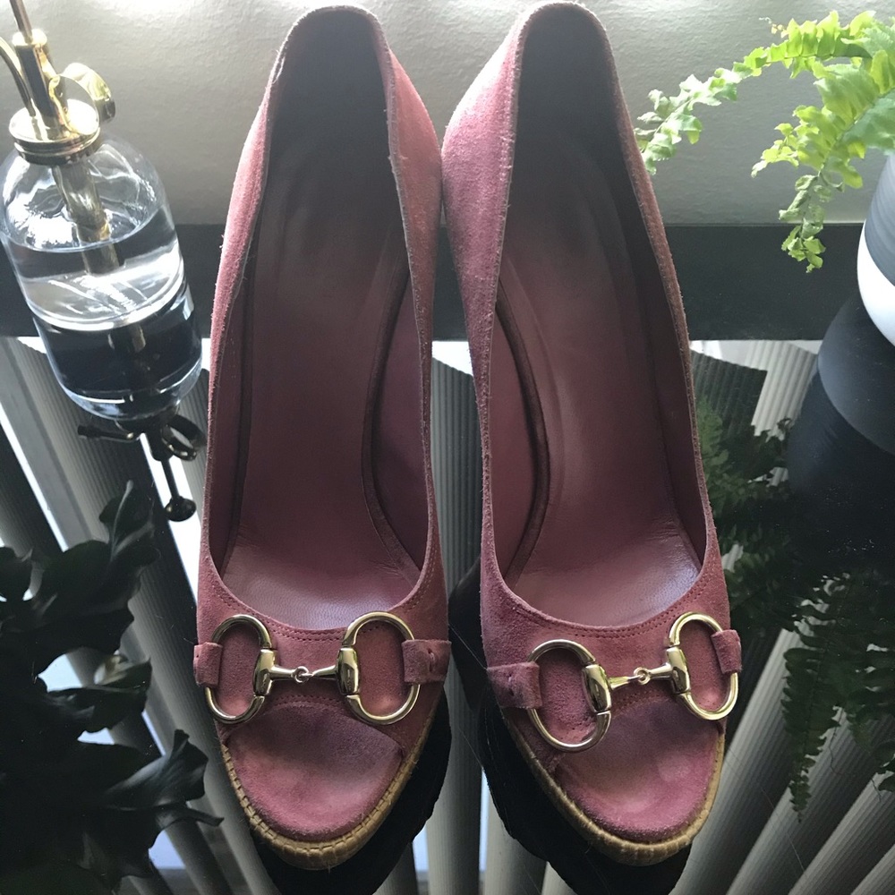 Gucci Pink Champagne / Rose Suede Peep Toe Pumps👠